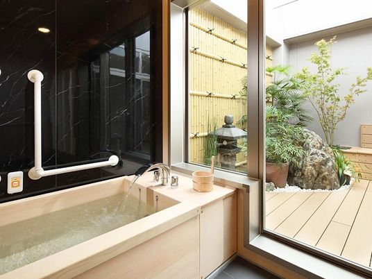 和風の庭が見える浴室