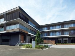 モダンな建物のエントランス