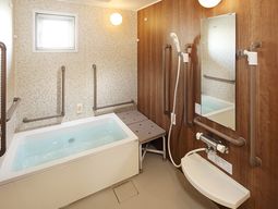 ゆったり浴槽と手すりの浴室
