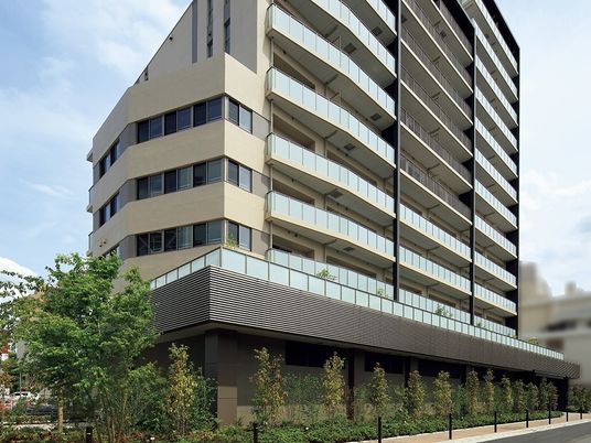 高層のモダン建築