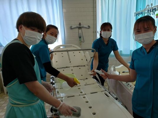 浴室で清掃する職員  