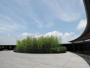 中庭のある外の通路  