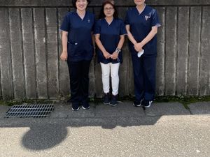 屋外のスタッフ3人  