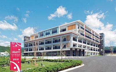 青空の大きな建物外観