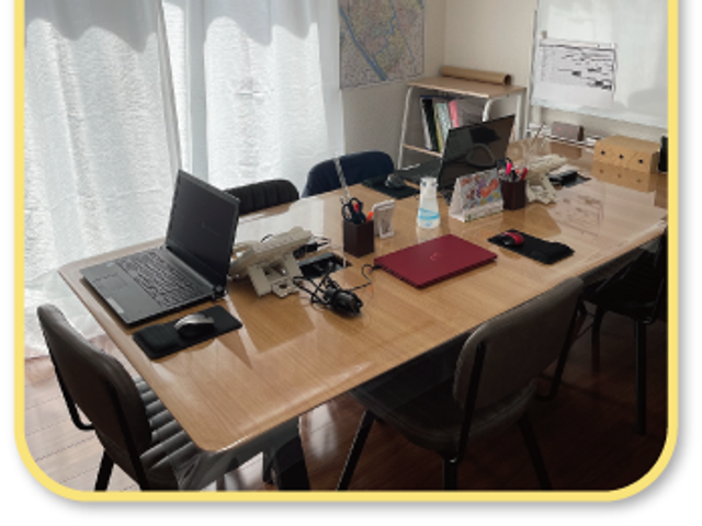 打ち合わせ用の机がある部屋  