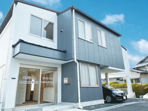 看板のある外観