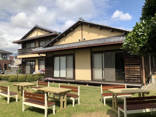 庭のベンチがある風景