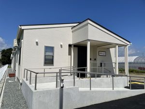 白い建物の外観  