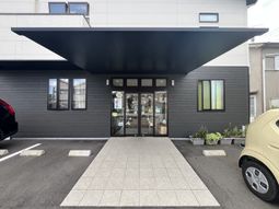 建物正面の入口  