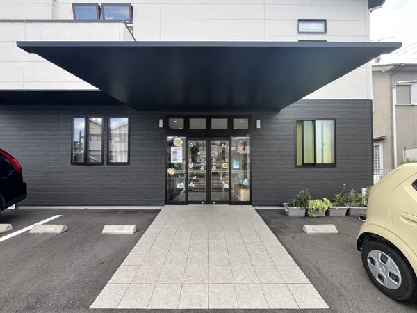 建物正面の入口  