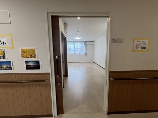 明るい居室の出入口  