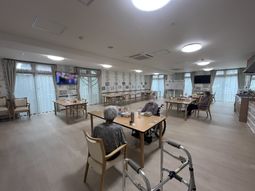 明るい食堂の様子  