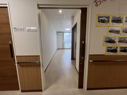 明るい居室前の廊下です  