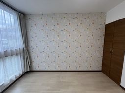 明るい居室の一角  