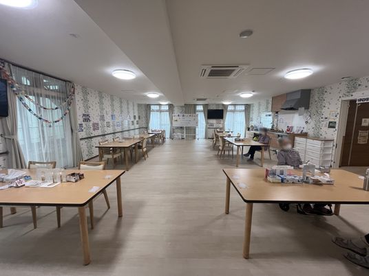 明るい食堂の様子  