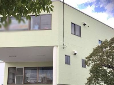 落ち着いた建物外観