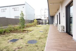明るい敷地の通路