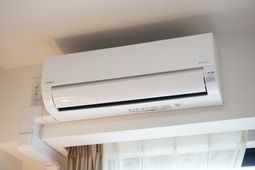 壁に取り付けられたエアコン