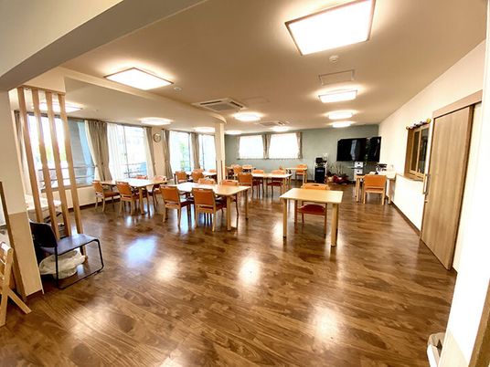 広々とした明るい食堂
