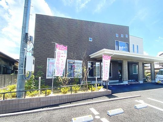 明るいエントランスの外観