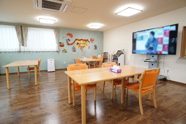 季節の飾り付けがある食堂