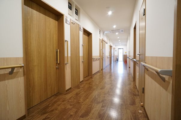 廊下の明るい清潔感ある様子