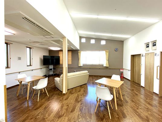 明るい共有リビング空間