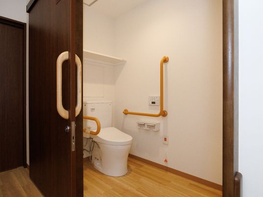 バリアフリー設計のトイレ