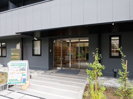 モダンな建物のエントランス