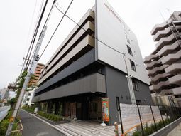 現代的な建物の外観