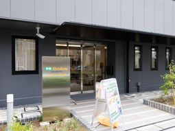 清潔な施設のエントランス