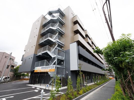 現代的な外観の建物