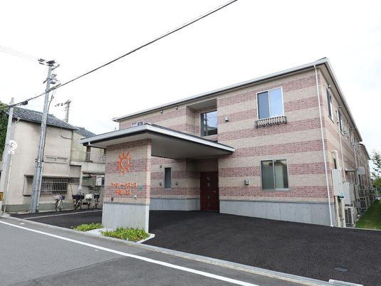 新築そうな外観の施設