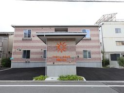 明るい外観の建物エントランス