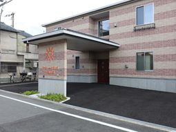 明るい建物の入口