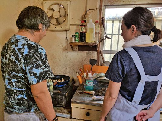 料理をしている様子