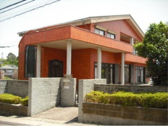 温かみのある赤い建物