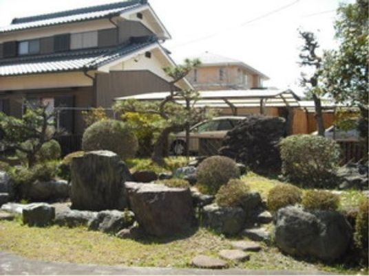 和風庭園のある明るい外観