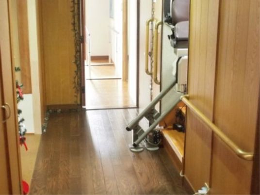 廊下のスロープリフト設備