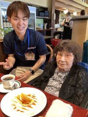 食事中の利用者と職員の食堂  