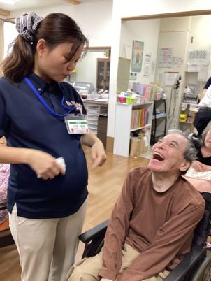 職員と利用者のリビング  