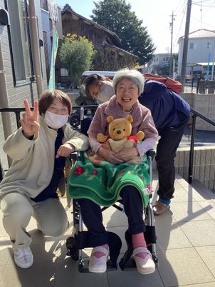 利用者と職員の屋外集合  