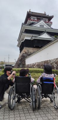 車いすで城を見学する様子  
