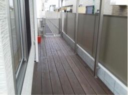 幅広いバルコニー空間