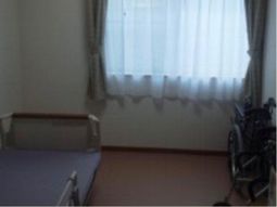 シンプルなベッドと車いす
