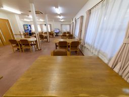 明るい食堂の空間