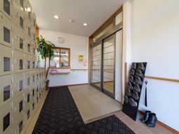 明るいエントランスの風景