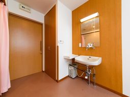 暖色の洗面スペース