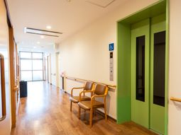 廊下とエレベーターの空間