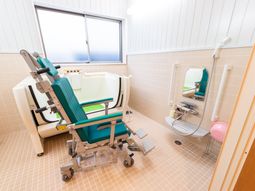 浴室の設備と椅子